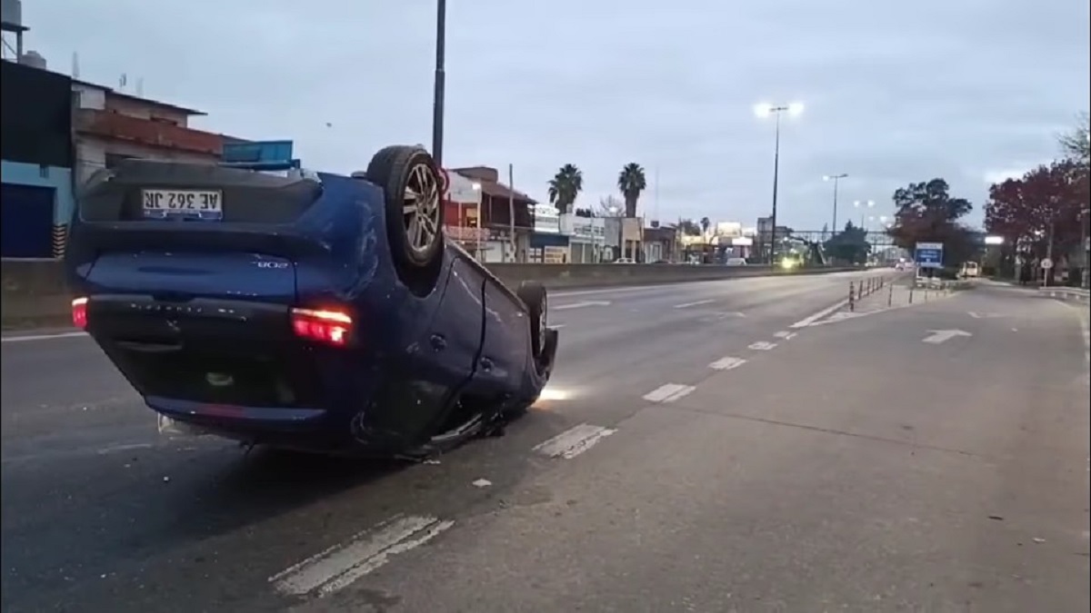 ma questi8230 auto ribaltata sulla strada arriva la polizia e la scoperta 232 choc cosa trovano dentro da Caffeinamagazine.it ma questi8230 auto ribaltata sulla strada arriva la polizia e la scoperta 232 choc cosa trovano dentro