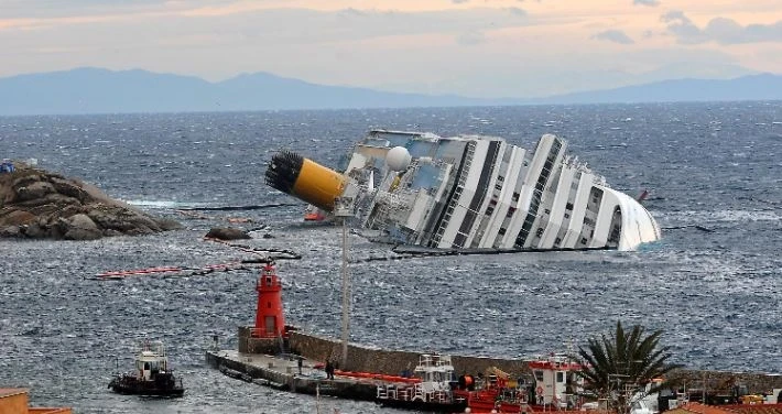 Il relitto della Costa Concordia recuperato dopo il naufragio