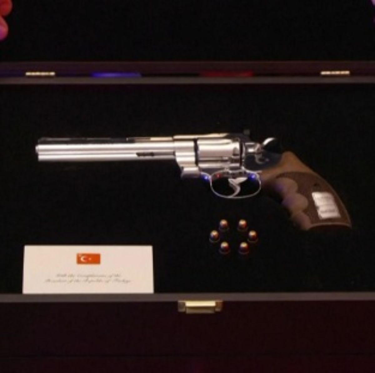 regalo folle erdogan meloni