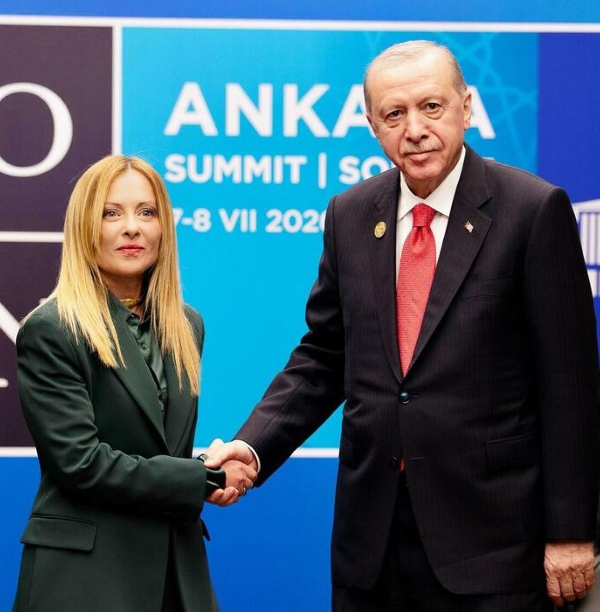 regalo folle erdogan meloni