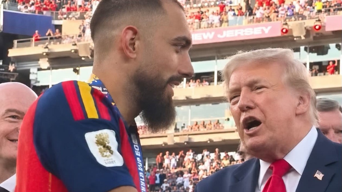 lo ha fatto a trump mondiali il calciatore spagnolo e il gesto al momento della premiazione da Caffeinamagazine.it lo ha fatto a trump mondiali il calciatore spagnolo e il gesto al momento della premiazione