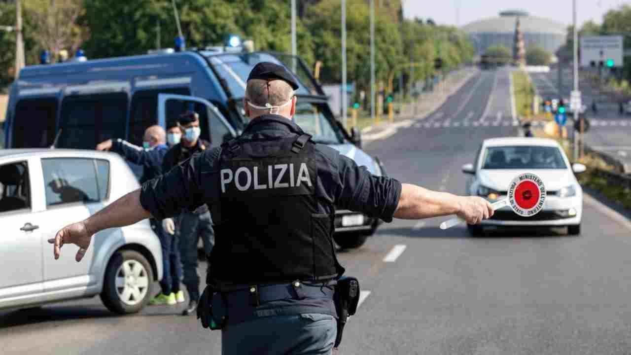 lo fermano a un posto di blocco poi l8217orrore cosparge un agente di benzina e appicca il fuoco da Caffeinamagazine.it lo fermano a un posto di blocco poi l8217orrore cosparge un agente di benzina e appicca il fuoco