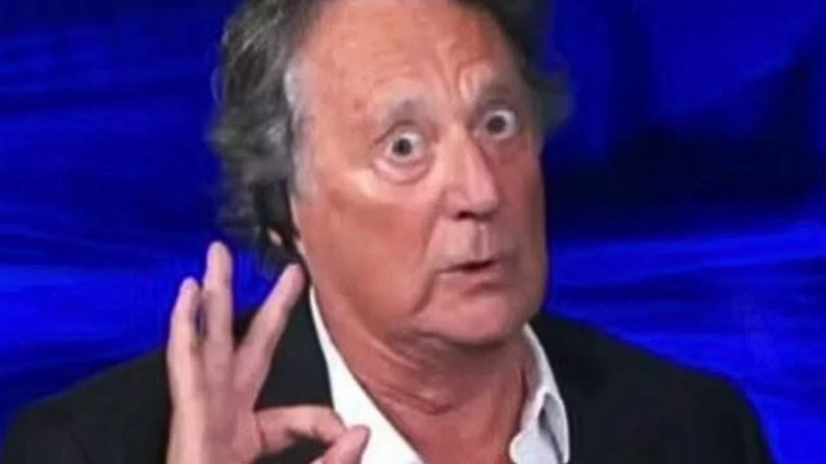 Enzo Iacchetti durante un intervento pubblico