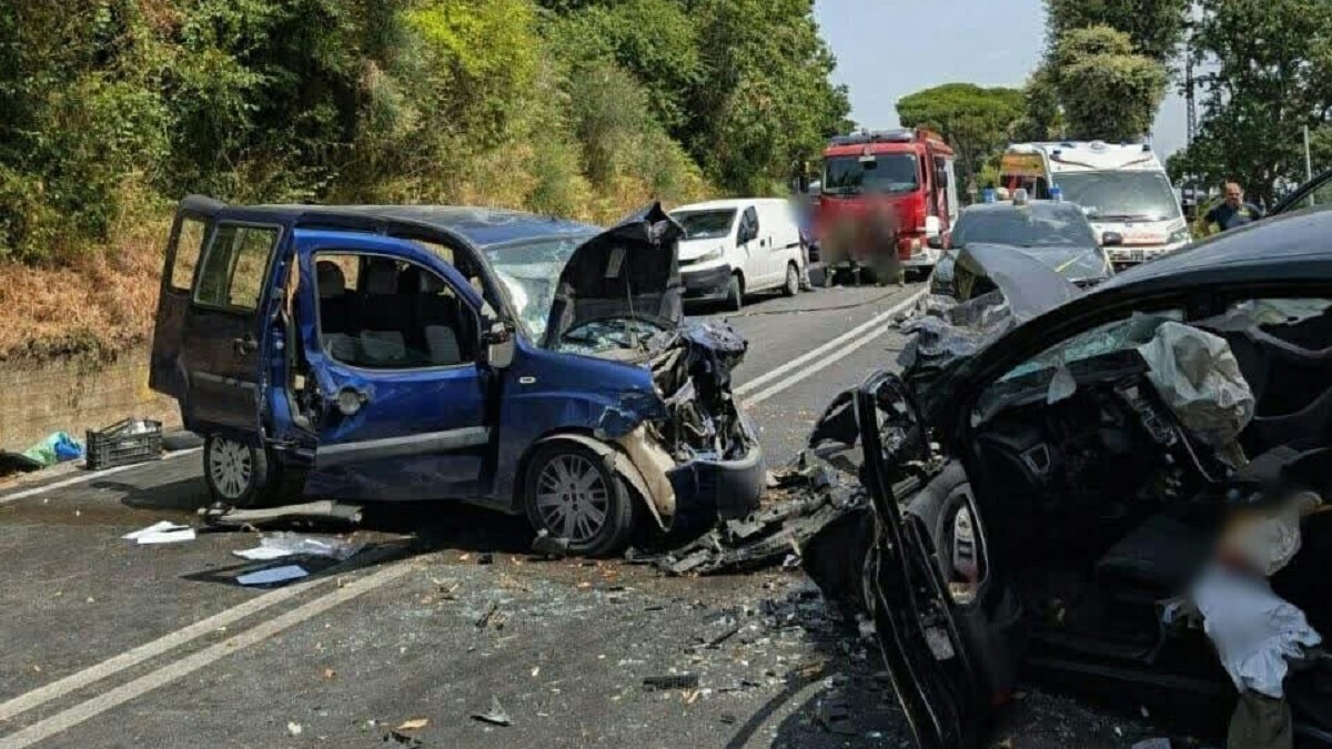 incidente mortale automobilisti tra le lamiere tratto chiuso e traffico in tilt da Caffeinamagazine.it incidente mortale automobilisti tra le lamiere tratto chiuso e traffico in tilt