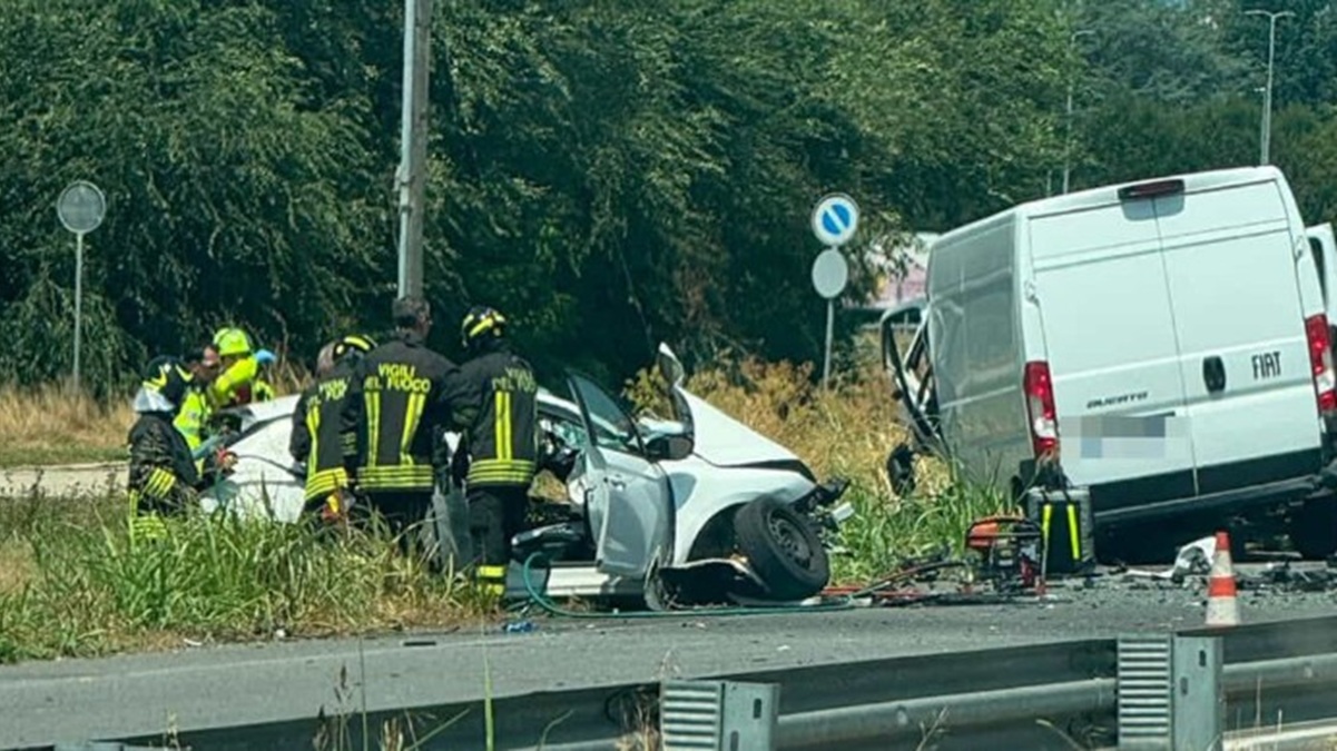 strada chiusa gravissimo incidente mortale disperazione e urla da Caffeinamagazine.it strada chiusa gravissimo incidente mortale disperazione e urla