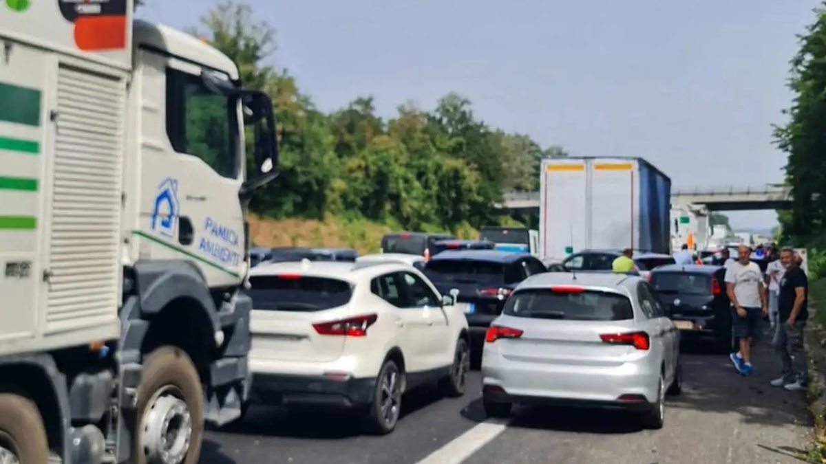 incidente in autostrada tra pi249 mezzi code e automobilisti intrappolati sotto al sole cocente da Caffeinamagazine.it incidente in autostrada tra pi249 mezzi code e automobilisti intrappolati sotto al sole cocente