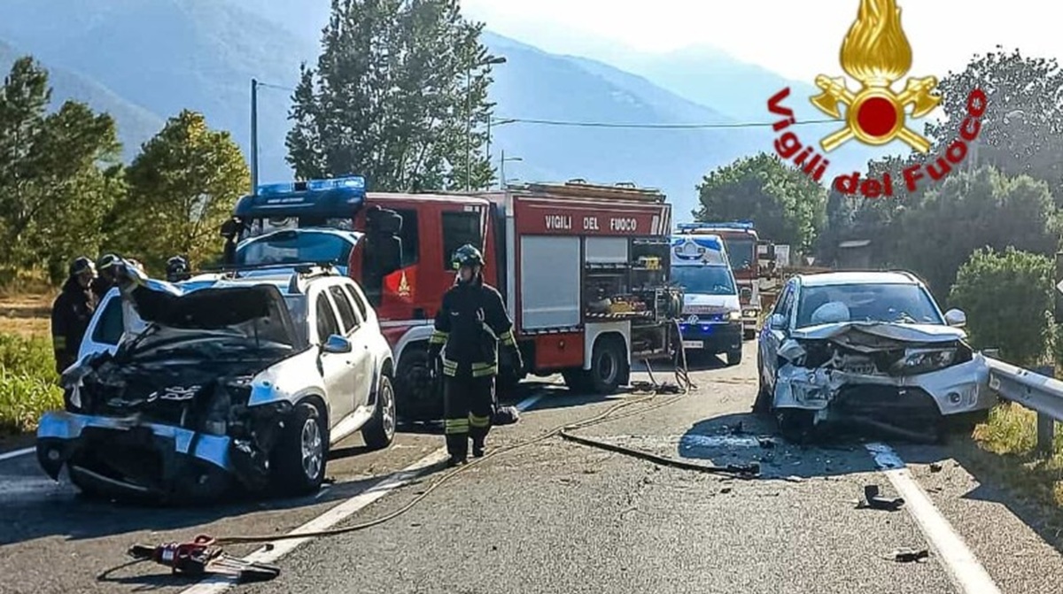 dramma sulla ex statale sorpasso e schianto inevitabile 118 a sirene spiegate sul posto da Caffeinamagazine.it dramma sulla ex statale sorpasso e schianto inevitabile 118 a sirene spiegate sul posto