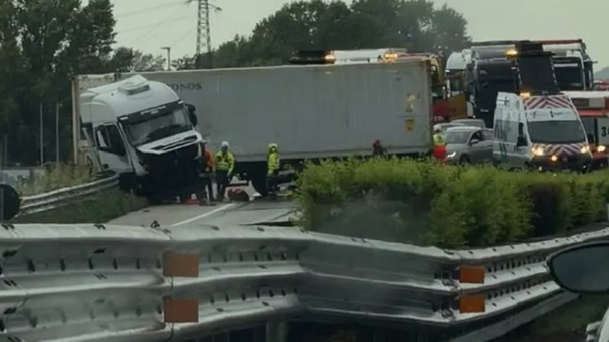 tutto bloccato gravissimo incidente in autostrada pi249 mezzi coinvolti da Caffeinamagazine.it tutto bloccato gravissimo incidente in autostrada pi249 mezzi coinvolti