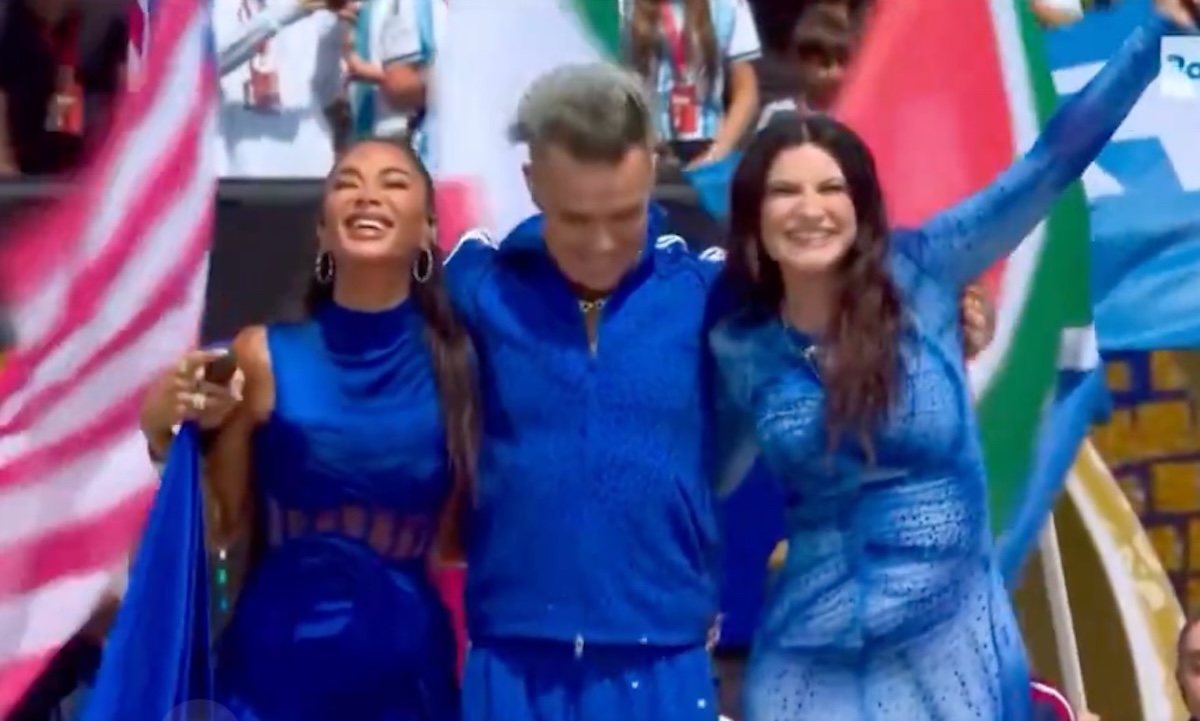 ma cosa fa finale mondiali laura pausini e robbie williams succede davanti a milioni di persone da Caffeinamagazine.it ma cosa fa finale mondiali laura pausini e robbie williams succede davanti a milioni di persone