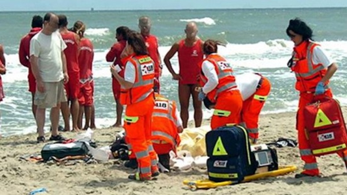 tragedia in spiaggia malore durante il bagno in mare morto un uomo da Caffeinamagazine.it tragedia in spiaggia malore durante il bagno in mare morto un uomo