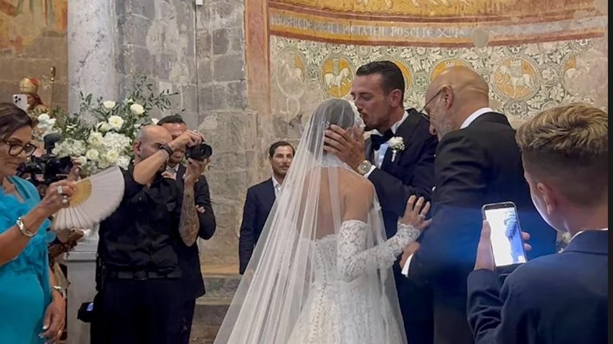 il figlio8230 che sorpresa emozione al matrimonio del volto della tv da Caffeinamagazine.it il figlio8230 che sorpresa emozione al matrimonio del volto della tv