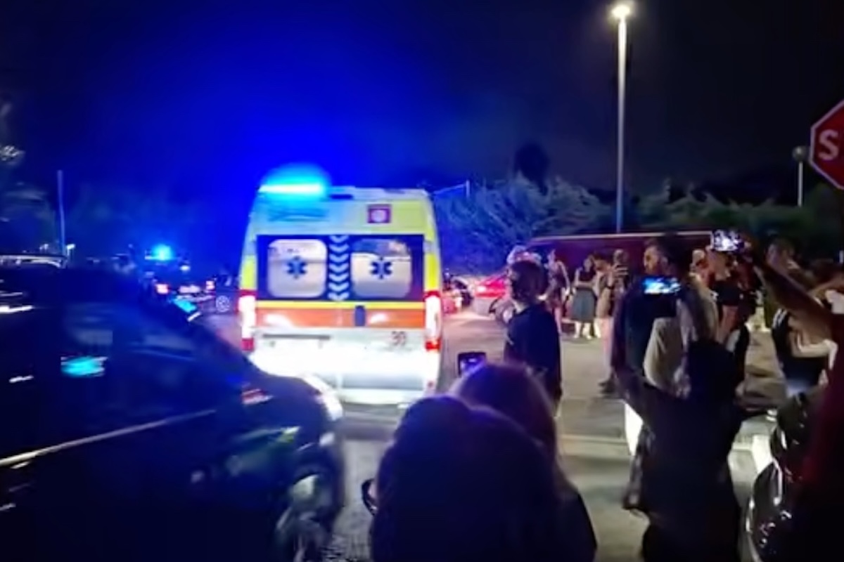 un volo terribile la cantante italiana crolla dal palco concerto interrotto la corsa in ospedale da Caffeinamagazine.it un volo terribile la cantante italiana crolla dal palco concerto interrotto la corsa in ospedale