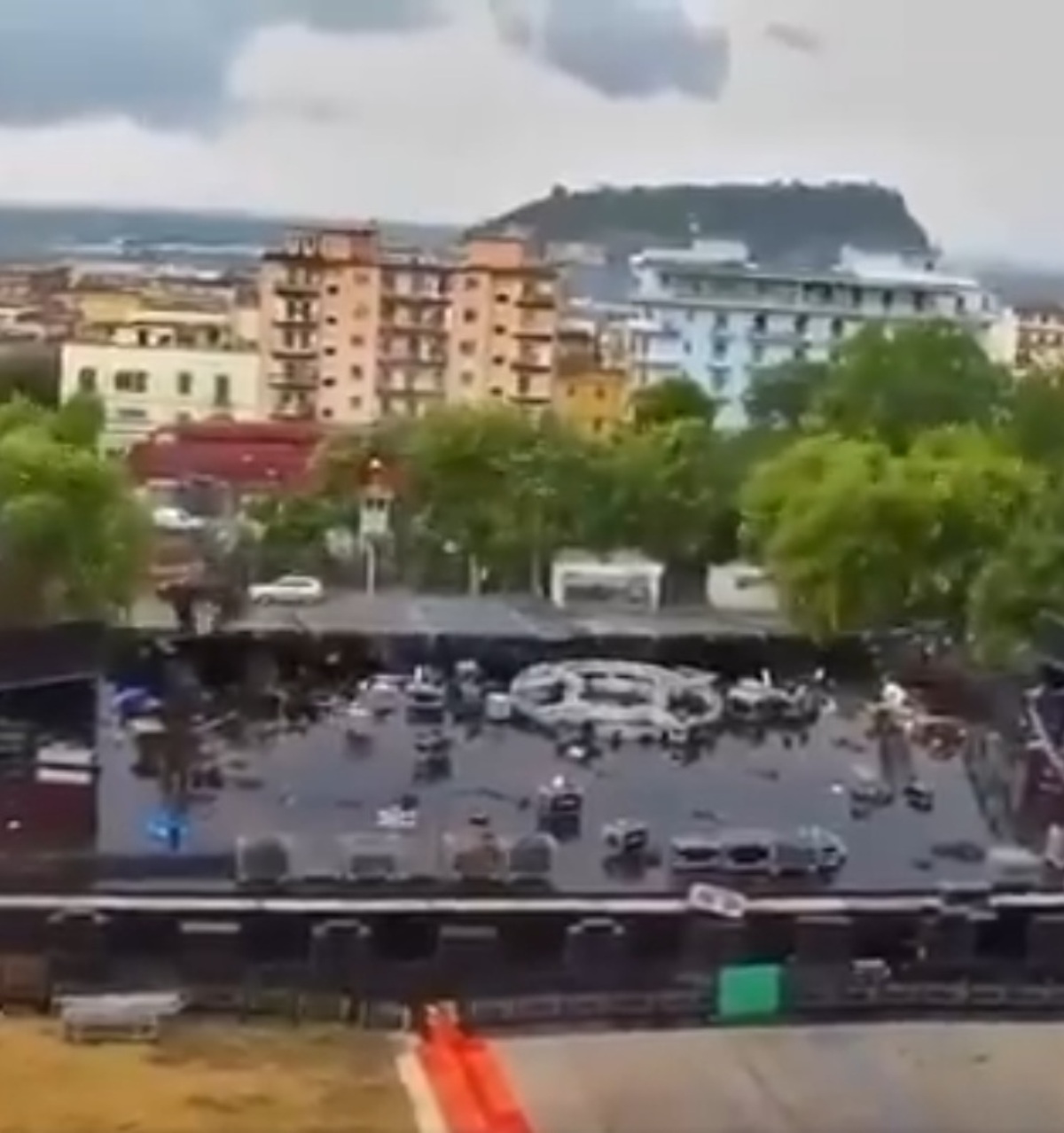 palco crolla maltempo video