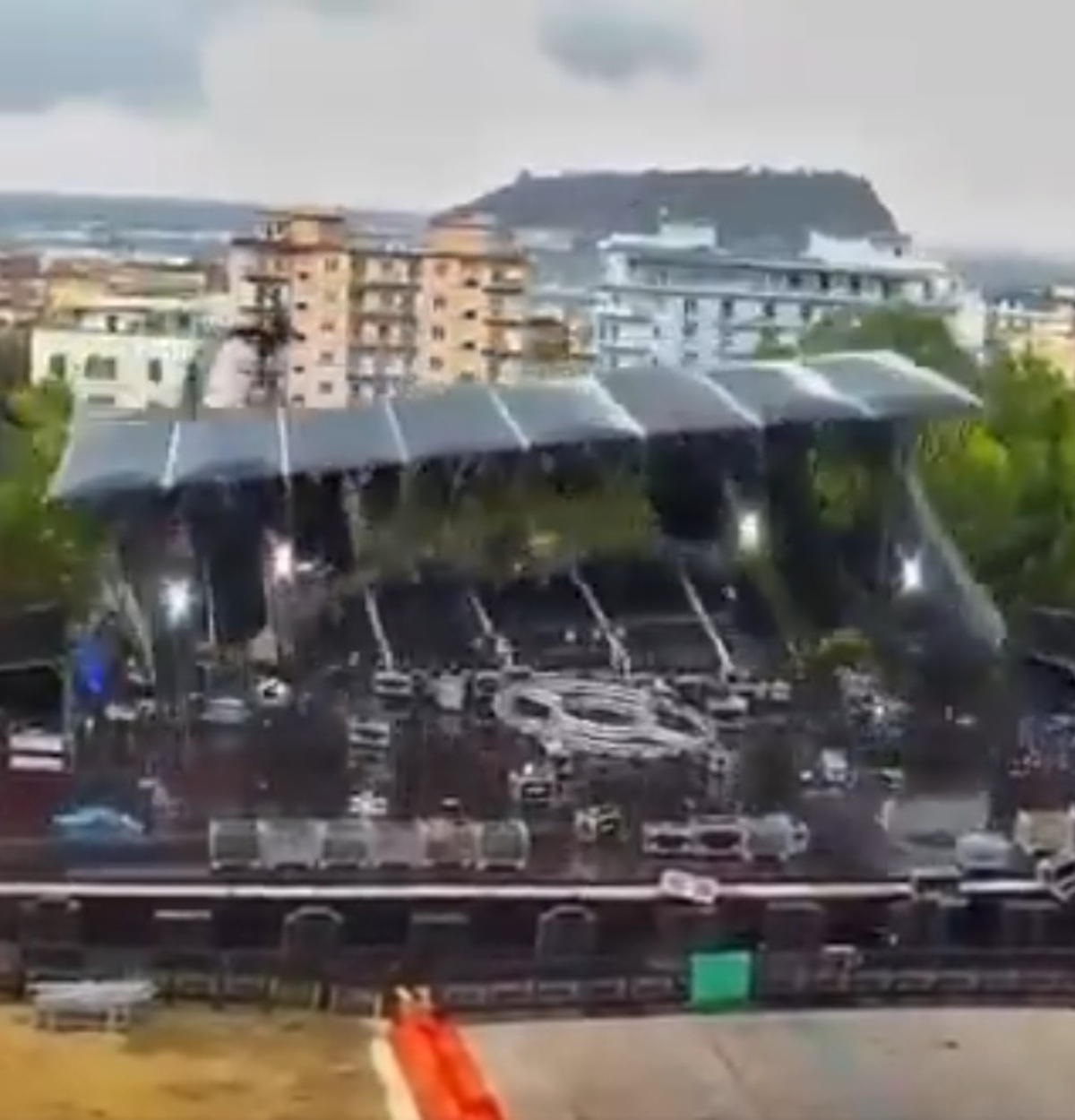 palco crolla maltempo video