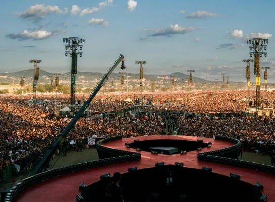 Il palco monumentale del concerto di Ultimo a Tor Vergata con schermi led