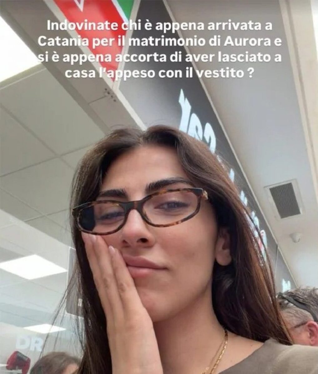 Giulia Salemi durante le prove dell'abito scelto per le nozze