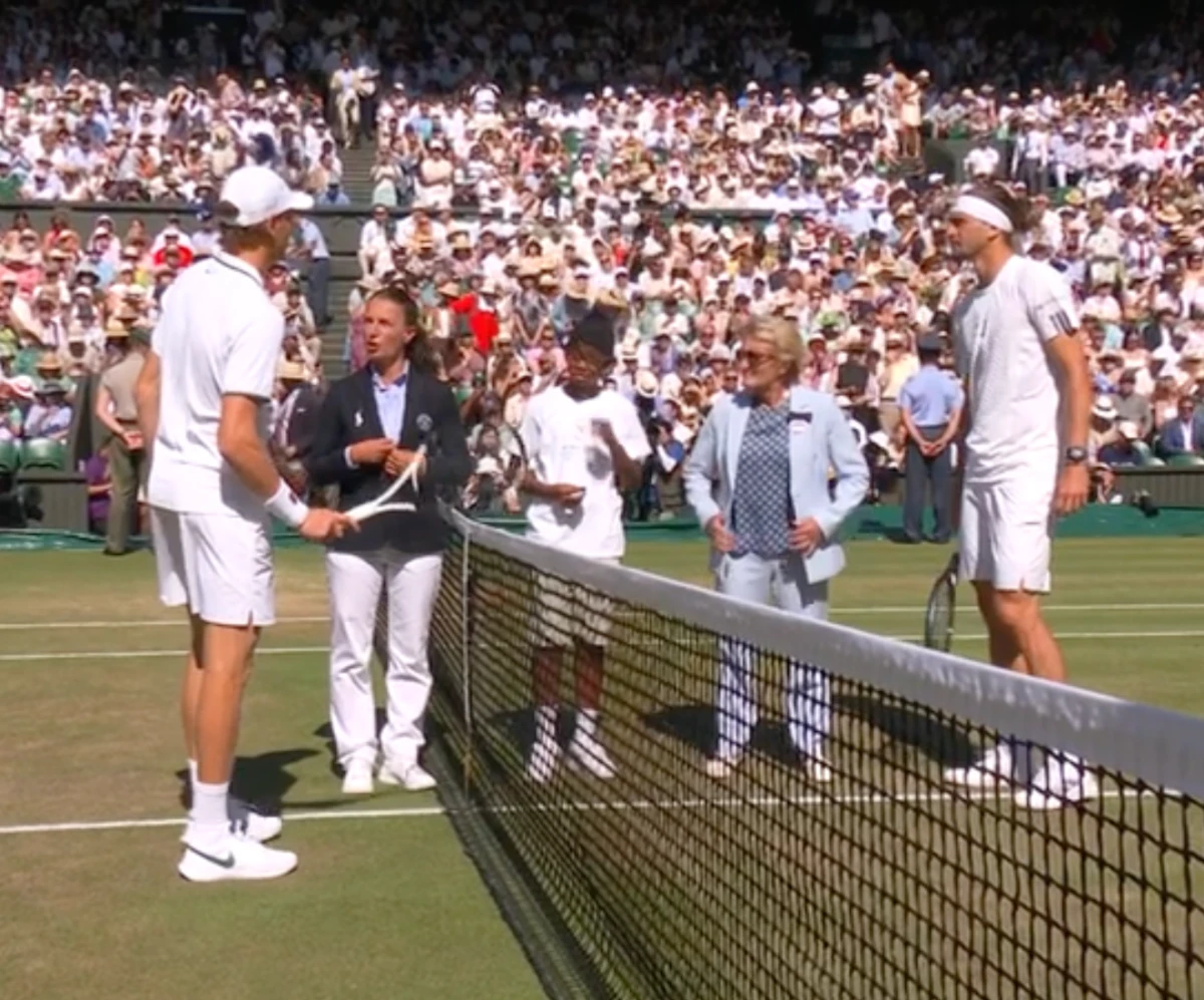 L'ingresso in campo di Sinner e Zverev sul Centrale di Wimbledon