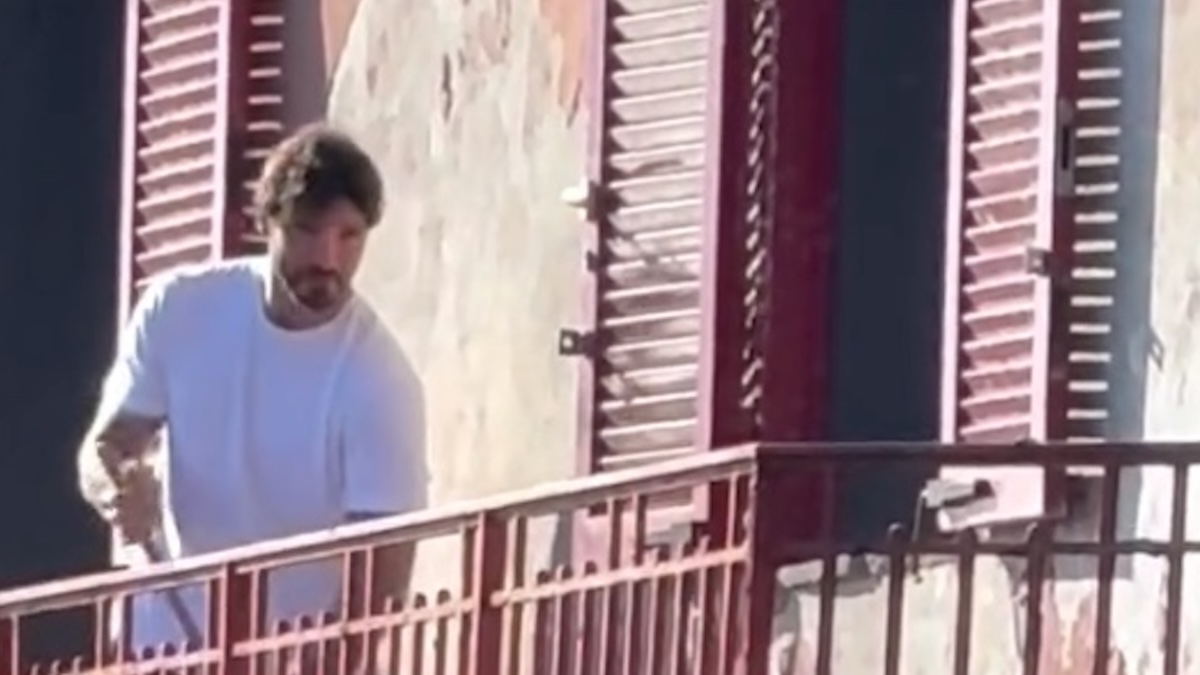 non ci posso credere sta8230 stefano de martino sul balcone il video subito virale da Caffeinamagazine.it non ci posso credere sta8230 stefano de martino sul balcone il video subito virale