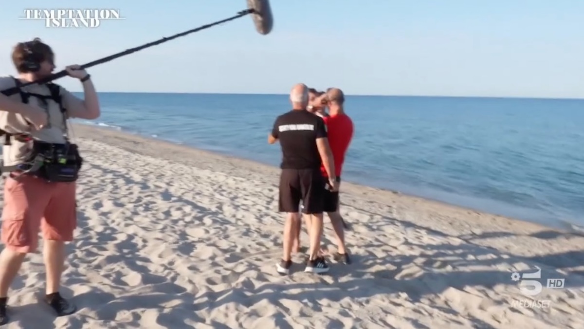 che fai fermo fermo bloccato dalla sicurezza temptation island 232 il caos sulla spiaggia da Caffeinamagazine.it che fai fermo fermo bloccato dalla sicurezza temptation island 232 il caos sulla spiaggia