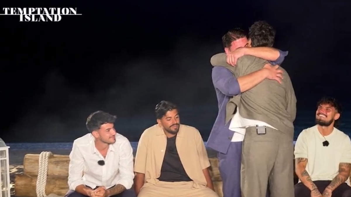 ascolta8230 filippo bisciglia si alza ed ecco cosa dice all8217orecchio al fidanzato di temptation island da Caffeinamagazine.it ascolta8230 filippo bisciglia si alza ed ecco cosa dice all8217orecchio al fidanzato di temptation island