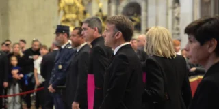 papa francesco gesto macron